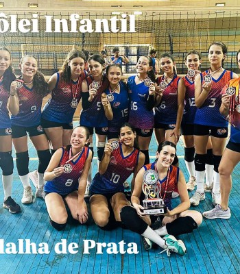 EQUIPE INFANTIL FEMININA DE VÔLEI CONQUISTA MEDALHA DE PRATA