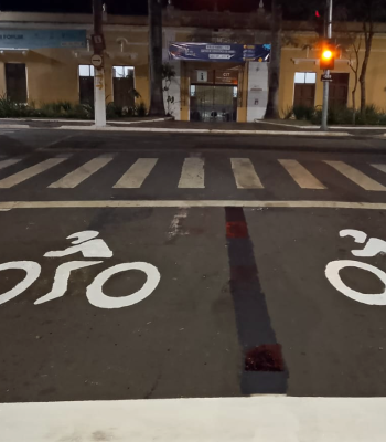 LEME IMPLANTA ÁREA EXCLUSIVA DE ESPERA PARA MOTOCICLISTAS E CICLISTAS NOS CRUZAMENTOS SEMAFORIZADOS DA AVENIDA 29 DE AGOSTO