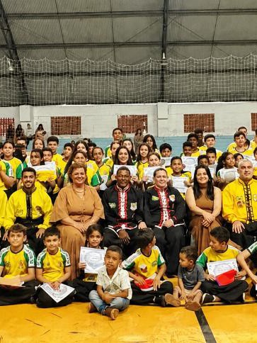 ASSOCIAÇÃO RIBEIRO DE ARTES MARCIAIS -  ENTREGA DE FAIXAS MARCA ENCERRAMENTO DO PRIMEIRO SEMESTRE COM 100% DE APROVAÇÃO