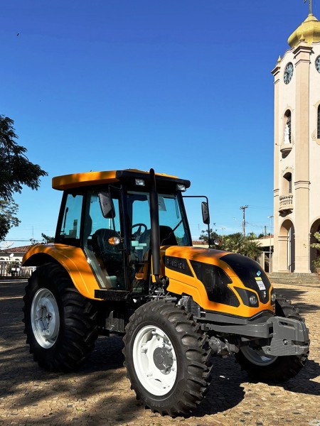 PREFEITURA DE SANTA CRUZ DA CONCEIÇÃO RECEBE NOVO TRATOR PARA O DEPARTAMENTO DE AGRICULTURA E MEIO AMBIENTE