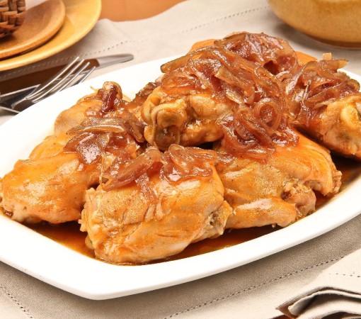 FRANGO ASSADO COM CEBOLA CARAMELIZADA}