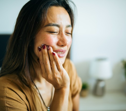 DENTES SENSÍVEIS: ENTENDA O QUE CAUSA E COMO TRATAR}