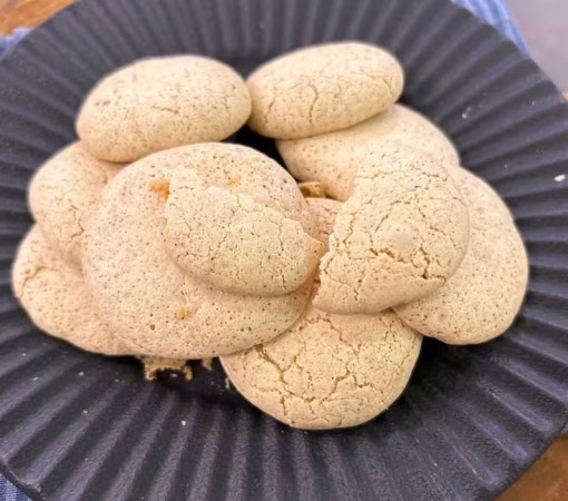 BISCOITO BEIJO DE MOÇA COM CASTANHA-DO-PARÁ}