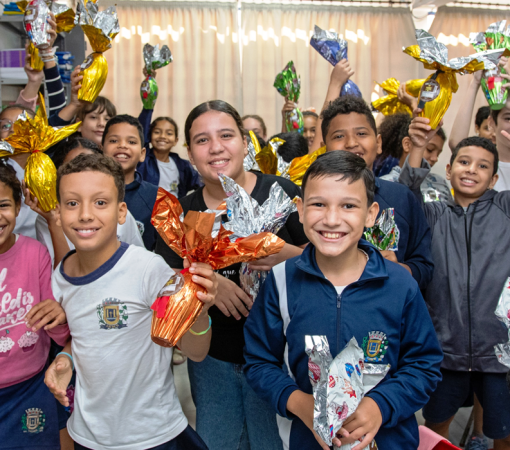 OVOS DE PÁSCOA FORAM ENTREGUES PARA 11 MIL ALUNOS DA REDE MUNICIPAL DE ENSINO, MAS UNIFORMES E MATERIAIS ESCOLARES, NADA AINDA!}