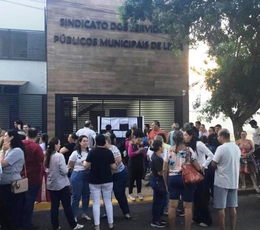 SINDICATO DOS SERVIDORES PÚBLICOS DE LEME REALIZA ASSEMBLEIA GERAL E APROVA PROPOSTA DE REESTRUTURAÇÃO}