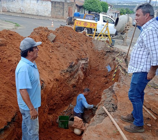 Ruas José da Costa e Antonio Porto no Conjunto Habitacional Victório Bonfanti recebem obras de combate a enchentes}