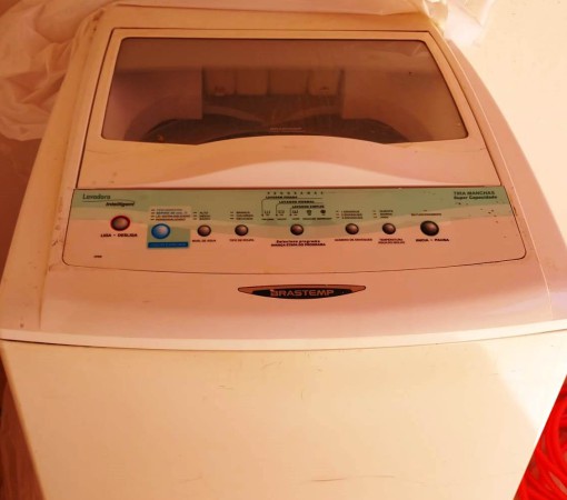 MÁQUINA DE LAVAR E ARMARINHOS DE BANHEIRO}