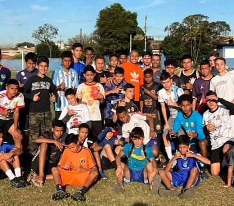 Jogador Lithierry visita a Escolinha de Futebol de Leme}