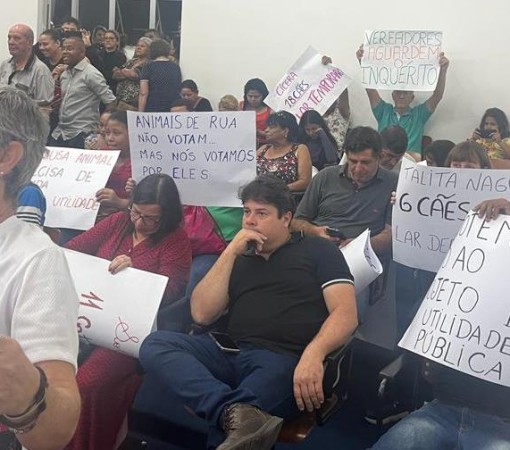 PROTESTO NA CÂMARA MUNICIPAL CONTRA O PROJETO DE LEI QUE DECLARA A BICHO CARENTE DE UTILIDADE PÚBLICA}