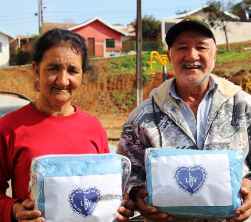 SOLIDARIEDADE QUE AQUECE: LBV BENEFICIA FAMÍLIAS COM A ENTREGA DE COBERTORES}