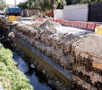 RECONSTRUÇÃO DE TALUDE NA AVENIDA JOÃO ARRAIS SERÓDIO FILHO SERÁ CONCLUÍDA NOS PRÓXIMOS DIAS}