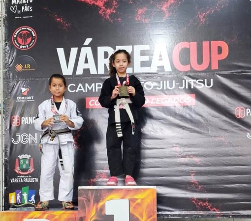 LORRAYNE DE CÁSSIA CONQUISTA MAIS UM OURO E SEGUE BRILHANDO NO JIU-JÍTSU}