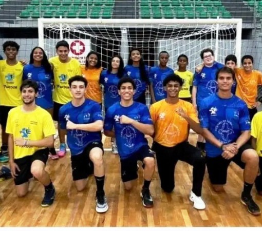 PROJETO HANDEBOL CRESCER LEME REALIZA JOGO DEMONSTRATIVO E MOVIMENTA A MODALIDADE NA CIDADE}