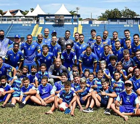 Atletas da Escolinha de Futebol de Leme são recebidos pelos atletas profissionais do Lemense}