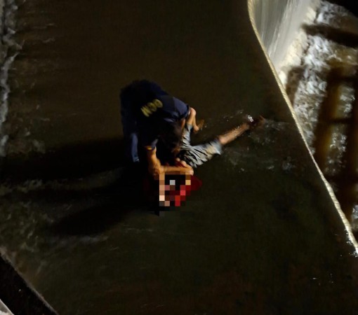 GCM RESGATA HOMEM EM ÁREA DE RISCO NA COMPORTA DE REPRESA EM SANTA CRUZ DA CONCEIÇÃO.}