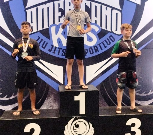 QUEBRANDO BARREIRAS: NAUAN, 10 ANOS, CONQUISTA OURO EM SEU PRIMEIRO CAMPEONATO GI DA CBJJE}