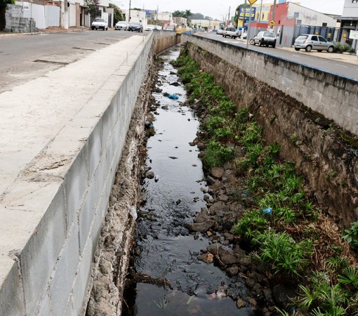 OBRAS DE RECONSTRUÇÃO DE TALUDE NA AVENIDA JOÃO ARRAIS SERÓDIO FILHO ENTRAM NA RETA FINAL}