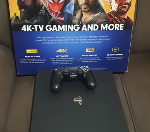 Vende- se Playstation 4 PRO 1TB 4K}