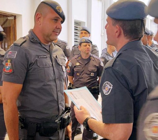 POLICIAL MILITAR DA CIDADE DE LEME RECEBE HOMENAGEM}