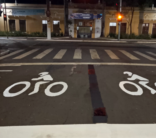 LEME IMPLANTA ÁREA EXCLUSIVA DE ESPERA PARA MOTOCICLISTAS E CICLISTAS NOS CRUZAMENTOS SEMAFORIZADOS DA AVENIDA 29 DE AGOSTO}