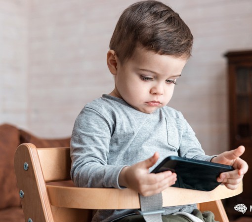 IMPACTOS DO USO EXCESSIVO DE TELAS NA SAÚDE EMOCIONAL INFANTIL}