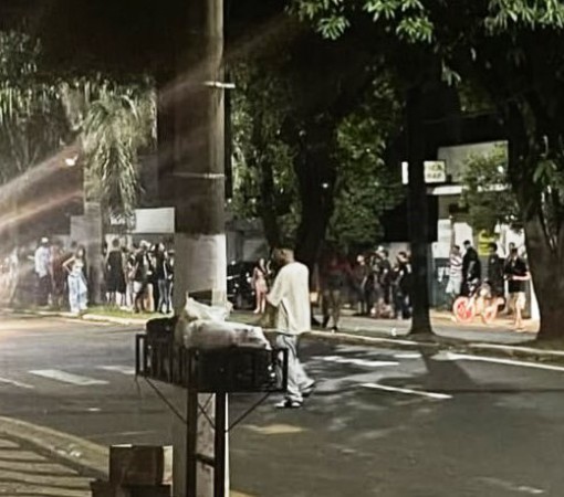 RAPAZ FICA GRAVEMENTE FERIDO APÓS FAZER MALABARISMO E BATER MOTO EM COQUEIRO EM AVENIDA}