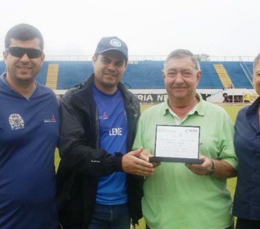 LUIZ SIMIONI JÚNIOR É HOMENAGEADO EM VIDA NA FINAL DA PRIMEIRA DIVISÃO}