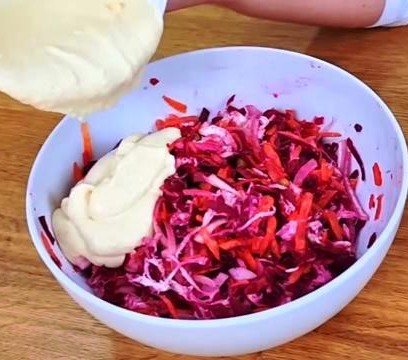 SALADA CREMOSA E SAUDÁVEL}