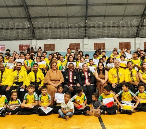 ASSOCIAÇÃO RIBEIRO DE ARTES MARCIAIS -  ENTREGA DE FAIXAS MARCA ENCERRAMENTO DO PRIMEIRO SEMESTRE COM 100% DE APROVAÇÃO}