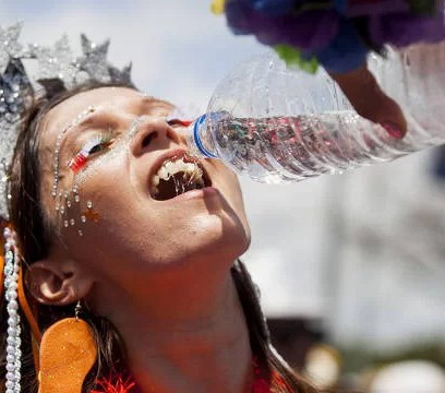 BEBA ÁGUA! CONFIRA OITO DICAS DE HIDRATAÇÃO PARA CURTIR O FERIADO DE CARNAVAL}