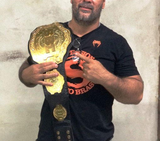 EDSON GONÇALVES – TREINADOR LEMENSE CONQUISTA TÍTULO E CINTURÃO LATINO AMERICANO DE MMA PROFISSIONAL COM O ATLETA ARY FARIAS}