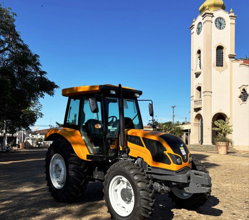 PREFEITURA DE SANTA CRUZ DA CONCEIÇÃO RECEBE NOVO TRATOR PARA O DEPARTAMENTO DE AGRICULTURA E MEIO AMBIENTE}