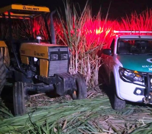 TRATORES FURTADOS SÃO LOCALIZADOS PELA GCM EM ÁREA RURAL DE PIRASSUNUNGA}