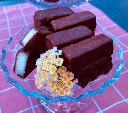 BOMBOM DE COCO COM CHOCOLATE DA ANA MARIA BRAGA}