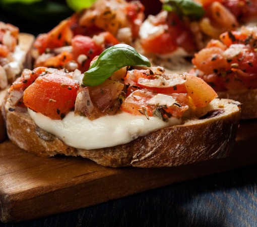 BRUSCHETTA DE TOMATE}