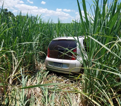 Carro de homem encontrado morto em estrada rural é localizado}