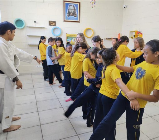 Medalhista joseense desenvolve atividade de judô para crianças atendidas pela LBV}