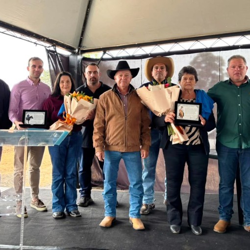 PREFEITURA DE SANTA CRUZ DA CONCEIÇÃO PROMOVE DESFILE DE CAVALEIROS 2026 COM HOMENAGEM ESPECIAL A MORADORES QUE MARCARAM A HISTÓRIA DO MUNICÍPIO