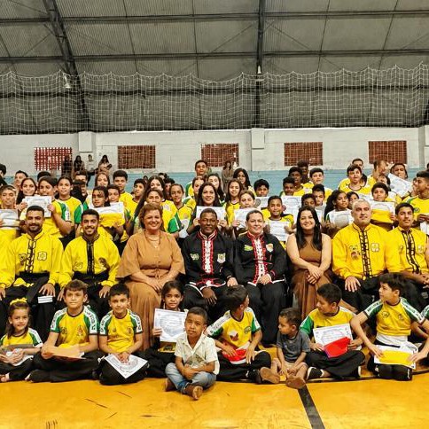 ASSOCIAÇÃO RIBEIRO DE ARTES MARCIAIS -  ENTREGA DE FAIXAS MARCA ENCERRAMENTO DO PRIMEIRO SEMESTRE COM 100% DE APROVAÇÃO