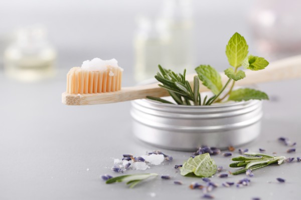 ERVAS E SAÚDE BUCAL: OPÇÕES NATURAIS NO CUIDADO DAS DOENÇAS ORAIS}