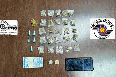 POLÍCIA MILITAR PRENDE HOMEM POR TRÁFICO DE DROGAS DURANTE OPERAÇÃO IMPACTO FORÇA TOTAL EM LEME}