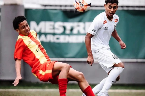 REVELADO PELO CIFA, LEMENSE É TITULAR DO SANTOS NA CAMPANHA PERFEITA DO PAULISTA SUB-15}