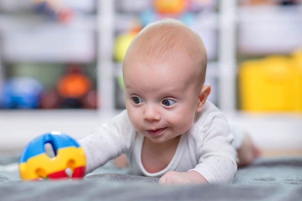 TUMMY TIME: QUAIS OS BENEFÍCIOS E COMO FAZER COM O SEU BEBÊ?}