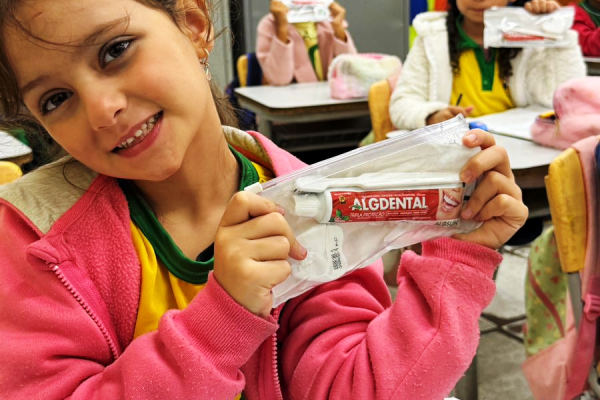 PROGRAMA DE PREVENÇÃO ODONTOLÓGICA BENEFICIA ALUNOS COM KITS DE HIGIENE BUCAL}