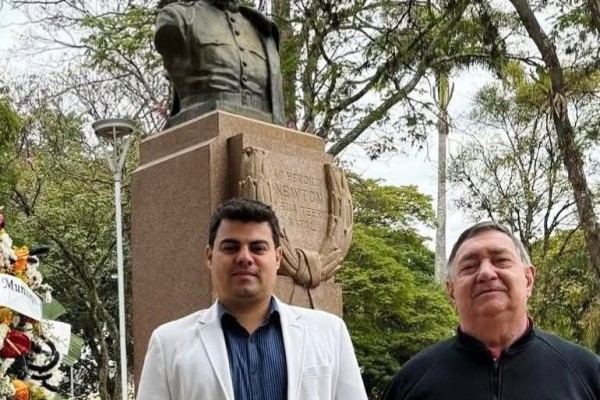 HOMENAGEM AO HERÓI LEMENSE, NEWTON PRADO NO MONUMENTAL DA PRAÇA CENTRAL}