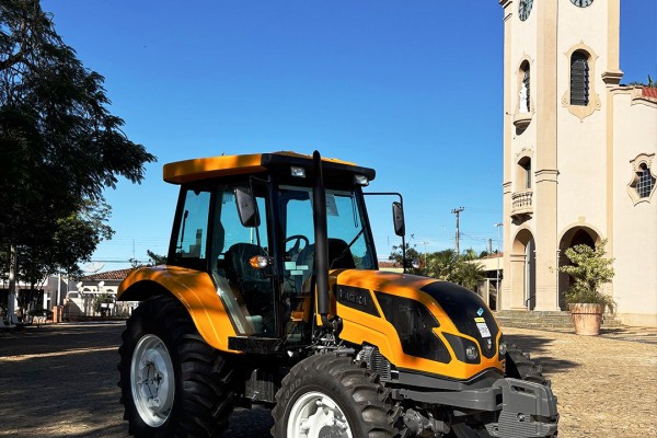 PREFEITURA DE SANTA CRUZ DA CONCEIÇÃO RECEBE NOVO TRATOR PARA O DEPARTAMENTO DE AGRICULTURA E MEIO AMBIENTE}
