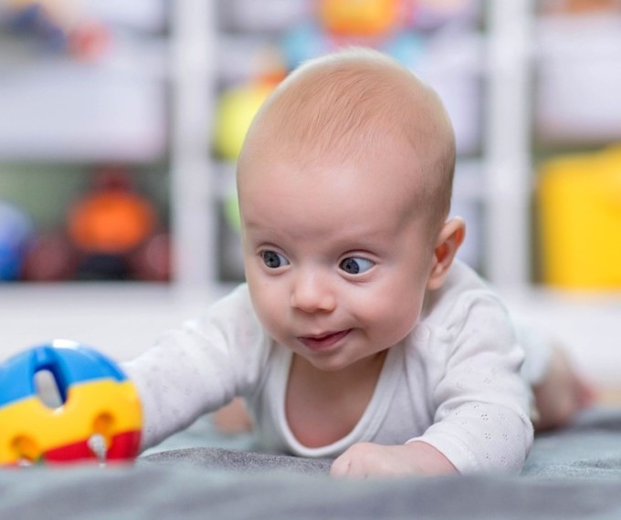 TUMMY TIME: QUAIS OS BENEFÍCIOS E COMO FAZER COM O SEU BEBÊ?