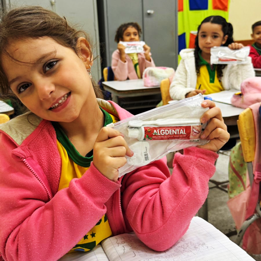 PROGRAMA DE PREVENÇÃO ODONTOLÓGICA BENEFICIA ALUNOS COM KITS DE HIGIENE BUCAL
