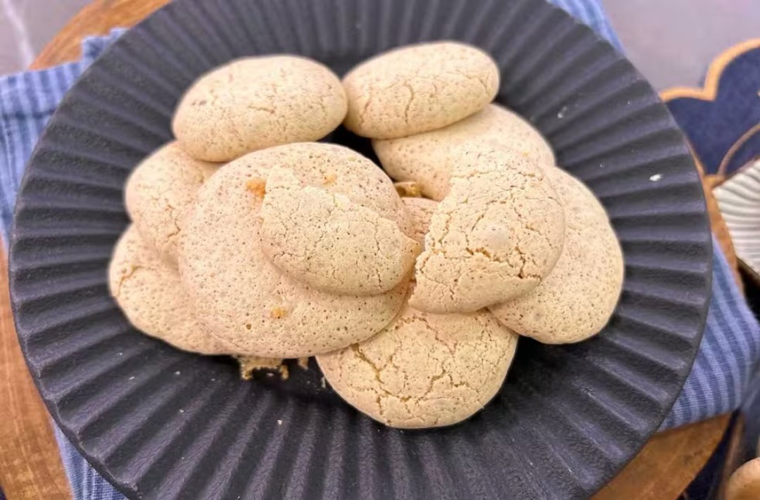 BISCOITO BEIJO DE MOÇA COM CASTANHA-DO-PARÁ