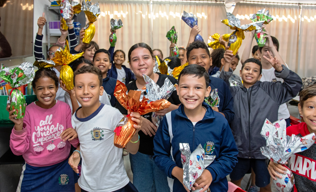 OVOS DE PÁSCOA FORAM ENTREGUES PARA 11 MIL ALUNOS DA REDE MUNICIPAL DE ENSINO, MAS UNIFORMES E MATERIAIS ESCOLARES, NADA AINDA!